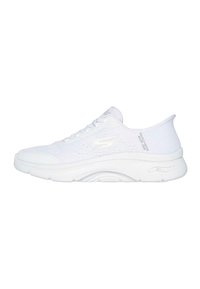 Zapatillas deportivas blancas con parte superior de textil transpirable, cierre de cordones, suela acolchada y un tacón ligeramente elevado. Diseño suave y elegante.