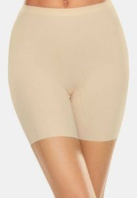 Beige Shapewear-Shorts mit einer glatten, dehnbaren Textur und einem Schnitt bis zur Mitte des Oberschenkels, entworfen für Unterstützung und Komfort.