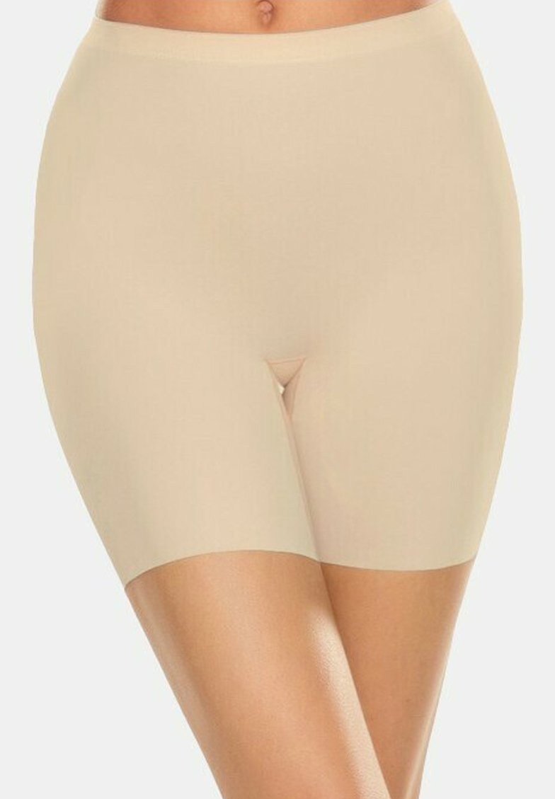 Beige Shapewear-Shorts mit einer glatten, dehnbaren Textur und einem Schnitt bis zur Mitte des Oberschenkels, entworfen für Unterstützung und Komfort.
