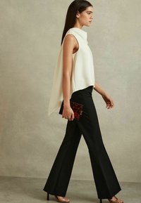 Reiss REGULAR FIT - SIMONE SPLIT BACK COWL NECK  - Pusero - ivory