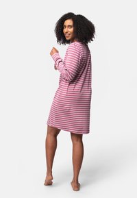 Maglione da notte a maniche lunghe, a righe rosa e bianche, lunghezza fino al ginocchio, vestibilità ampia, tessuto morbido, scollatura rotonda, con un piccolo etichetta del marchio all'orlo.