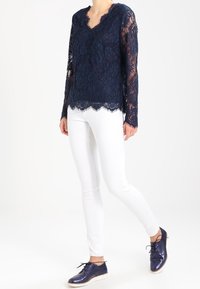 Cream Blus - dark blue