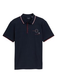 Marineblå polo med røde og hvide accenter, tre-knap lukning og trykt logo på forsiden. Lavet af bomuld og med korte ærmer.