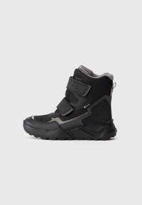 Czarno-szare, wysokie zimowe buty z dwoma paskami na rzep, teksturowanym materiałem, wyściełanym kołnierzem i grubą, solidną podeszwą na jednolitym tle.