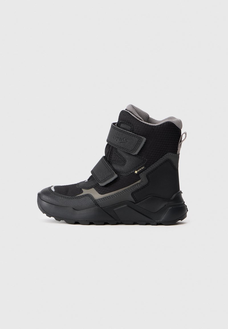 Czarno-szare, wysokie zimowe buty z dwoma paskami na rzep, teksturowanym materiałem, wyściełanym kołnierzem i grubą, solidną podeszwą na jednolitym tle.