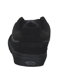 Sneaker nera con tomaia in suede e mesh, colletto imbottito e logo Vans distintivo sul tallone. Suola testurizzata per una presa sicura. Design classico.