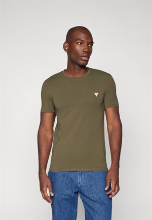 T-shirt a maniche corte verde oliva con scollo rotondo e un piccolo logo triangolare rosso. Il tessuto appare liscio e aderente.