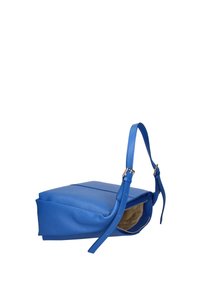 Borsa a spalla in pelle blu con forma rettangolare, tracolla regolabile e apertura con zip che rivela un interno beige. Finitura esterna testurizzata.