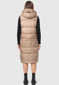 Gilet rembourré beige avec capuche, présentant un design matelassé, deux poches avant et une coupe arrivant au genou. La vue de dos montre un tissu texturé.