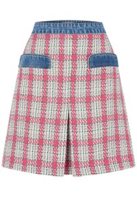 Falda tejida con un patrón de cuadros en rosa y verde, con una cintura de mezclilla y dos bolsillos delanteros, diseño ligeramente acampanado.