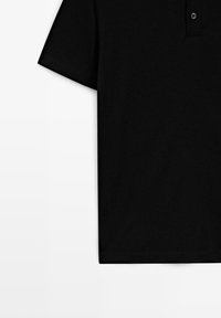Sort polo t-shirt lavet af blødt stof, med krave, korte ærmer og knaplukning. Enkel design uden synlige mønstre.
