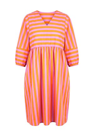 Šaty s růžovými a oranžovými vodorovnými pruhy na horní části a svislými pruhy na sukni, s výstřihem do V a tříčtvrtečními rukávy s elastickými manžetami.