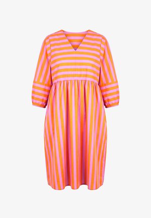 Šaty s růžovými a oranžovými vodorovnými pruhy na horní části a svislými pruhy na sukni, s výstřihem do V a tříčtvrtečními rukávy s elastickými manžetami.