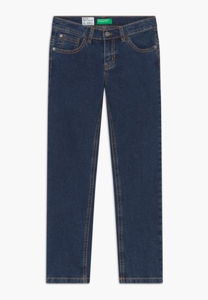 Ciemnoniebieskie proste jeansy z przodu z kieszeniami, szlufkami na pasek, zapięciem na guzik i widocznym pomarańczowym przeszyciem.