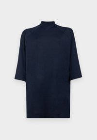 Meripaita tummansinisestä kankaasta, jossa on korkea kaulus, kolme-neljäsosapituista hihoista ja rento muotoilu. Pehmeä kangas, jolla on sileä pinta ja ei näkyviä kuvioita.