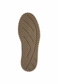 Suela de zapato de goma con un patrón texturizado, que presenta surcos profundos y un color marrón. Marcada con "s.Oliver" y el tamaño "37" en el lateral.