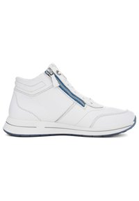 Baskets montantes blanches avec fermeture éclair latérale bleue, lacets blancs et semelle grise, vues de côté extérieur sur fond blanc.