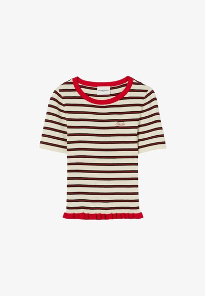 Camiseta de punto canalé a rayas en color crema, rojo y marrón oscuro. Presenta un cuello redondo rojo y un dobladillo con volantes. Logo bordado en la parte delantera.