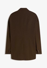 Blazer marrone con un design strutturato, revers a scollo e spalline leggere. Dettaglio con quattro bottoni su ciascun polsino. Ventilazione posteriore per facilitare i movimenti.