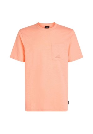 Kortærmet, rundhalset lyse koralfarvet t-shirt med brystlomme og lille O'Neill-logo på lommen og mærket i sidesømmen.