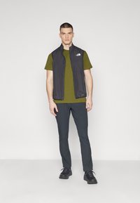 The North Face M SS BOX NSE TEE - T-shirts print - forest olive/desert rust