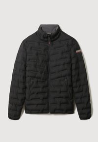 Chaqueta acolchada negra con cuello alto, cremallera frontal y dos bolsillos laterales. Presenta textura acolchada y un pequeño logo en la manga izquierda.