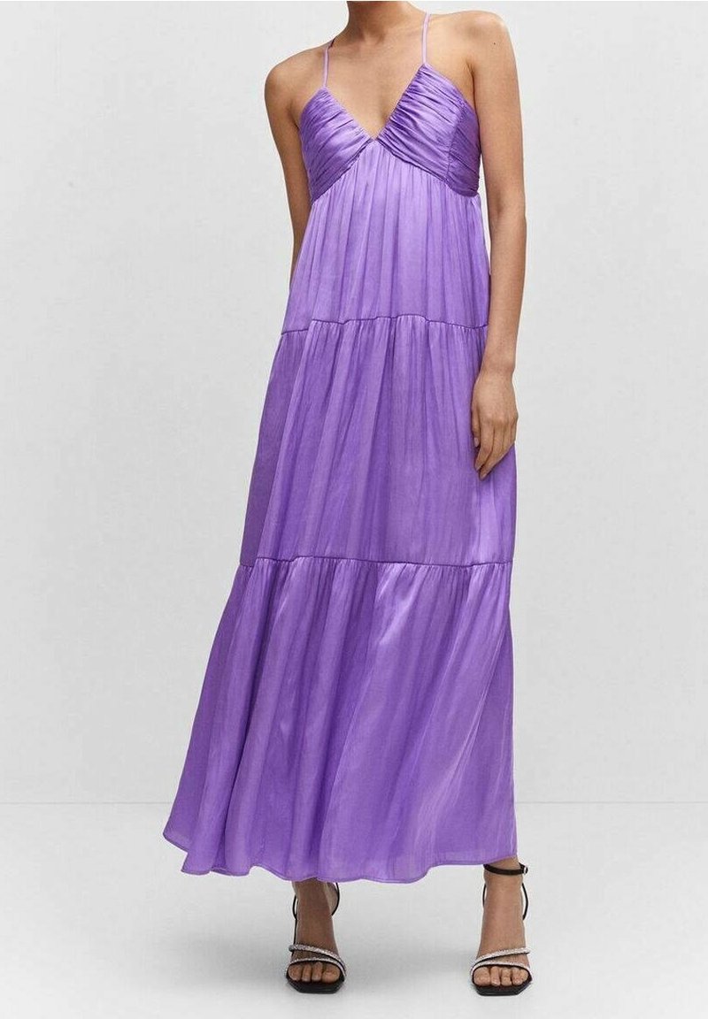 Robe longue à volants en satin de couleur violet clair. Elle présente des bretelles fines, un corsage froncé et une texture fluide et lisse.