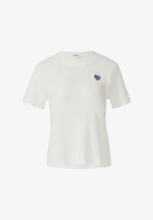 Bela bombažna majica s krožnim izrezom, kratkimi rokavi in modrim vezenim detajlom v obliki srca, ki vsebuje besedo "LJUBEZEN."