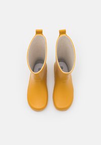 Gula gummistövlar med slät yta, rund tå och en enkel design. Har en dragflik för enkel påtagning.