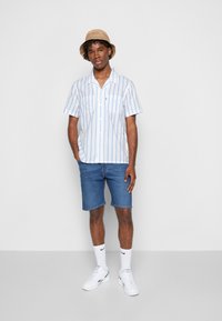 Levi's® CLASSIC CAMPER - Camisa - yaro skyway
