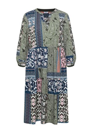 Langärmliges Patchwork-Kleid mit gemischten floral-geometrischen Mustern in Grün, Marineblau, Pink und Weiß, mit rundem Ausschnitt und weiter Passform.
