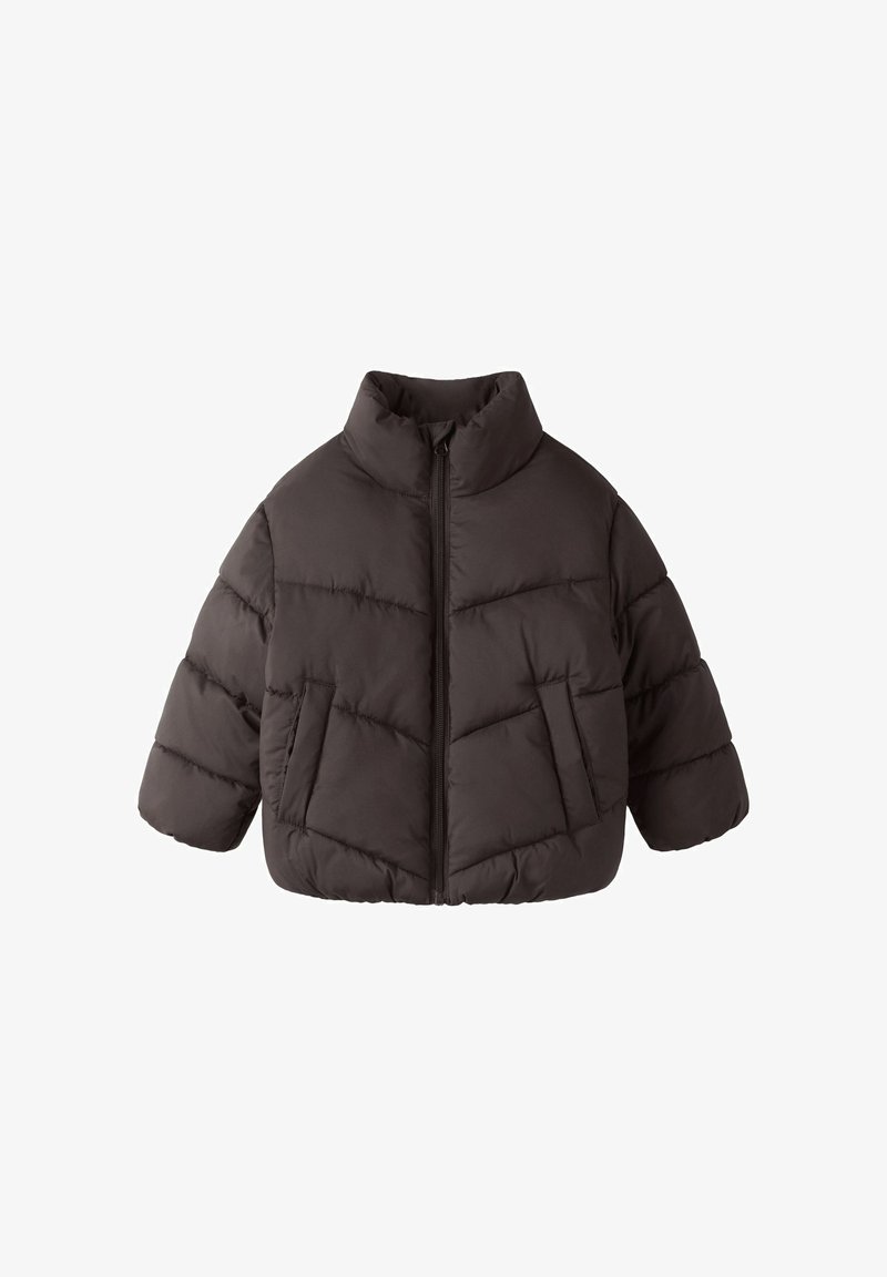 Veste d'hiver matelassée marron foncé avec col montant, fermeture éclair à l'avant et poches latérales, conçue pour la chaleur et le confort.