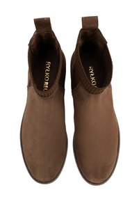 Botine din suede maro până la gleznă, cu panouri elastice ribbate și bucle de tragere, având o textură netedă și un design clasic cu vârful rotund.