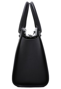 Bolso de mano negro con un diseño estructurado, textura suave, asas cortas y herrajes plateados. Base estrecha que se estrecha hacia la parte superior.