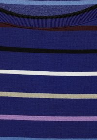 Gestrickter Pullover mit horizontalen Streifen in verschiedenen Blau-, Lila-, Weiß-, Schwarz- und gedämpften Beigetönen, mit gerippter Textur und rundem Ausschnitt.