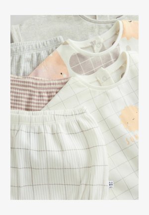 Zwei hellgraue Oberteile und zwei weiße Unterteile mit weichen Texturen. Das weiße Oberteil zeigt ein orangefarbenes Sonnenmotiv; eines der Unterteile hat ein Karomuster.