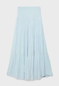 Jupe maxi bleu clair à volants avec une large ceinture smockée et des panneaux de tissu fluides et froncés.