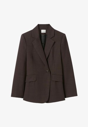 Blazer marrone su misura con colletto a rever, chiusura con un solo bottone, due tasche frontali e un tessuto leggermente strutturato.