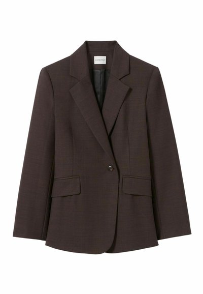 Blazer marrone su misura con colletto a rever, chiusura con un solo bottone, due tasche frontali e un tessuto leggermente strutturato.