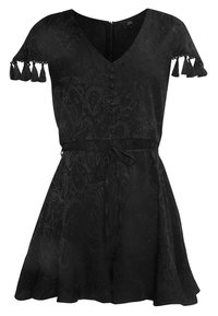 Vestido negro de manga corta con textura de paisley, escote en V, tapeta de botones y detalles de borlas en las mangas. Cintura ajustable con lazo. Dobladillo acampanado.