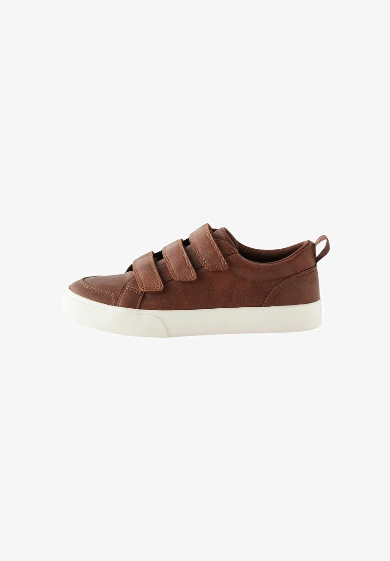 Braune Leder Sneakers mit drei verstellbaren Klettverschlüssen, weißer Gummisohle, runder Zehenform und einer Zuglasche an der Rückseite für einfaches An- und Ausziehen.