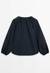 Marinblus med långa ärmar och djup rundad halsringning, samlad dekoration vid halsen och åtsittande manschetter. Slät tyg med lätt struktur.