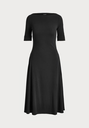 Robe noire avec un corsage ajusté et une jupe évasée. Manches courtes, décolleté bateau, fabriquée en tissu lisse avec un subtil éclat.