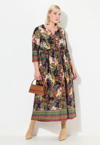 Maxikleid im lebhaften Paisleymuster mit Farben wie Lila, Grün und Pink. Hat Dreiviertelärmel, geraffte Taille und Rundhalsausschnitt.