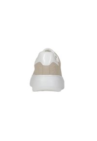 Sneaker beige con retro e suola bianchi, caratterizzati da una texture liscia e un branding sottile sulla parte superiore color ocra.