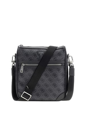 Schwarze und graue Guess Umhängetasche mit gemustertem Logo-Design, vorderer Reißverschlusstasche und verstellbarem schwarzen Riemen mit silberner Hardware.