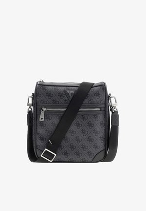 Schwarze und graue Guess Umhängetasche mit gemustertem Logo-Design, vorderer Reißverschlusstasche und verstellbarem schwarzen Riemen mit silberner Hardware.