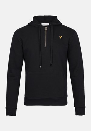 Hanorac negru cu fermoar, realizat dintr-un material moale, având o buzunar frontal, șnururi și un mic logo auriu pe piept.