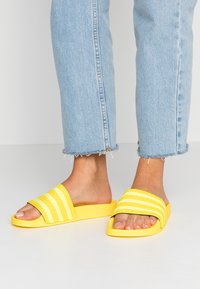 adidas Originals ADILETTE Mules yellow/semi frozen/yellow
