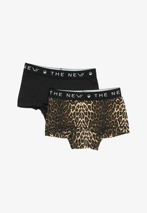 Dvě sady bavlněných boxerek: jedny jsou úplně černé, druhé s leopardím vzorem. Oba mají černý pás se textem "THE NEW".